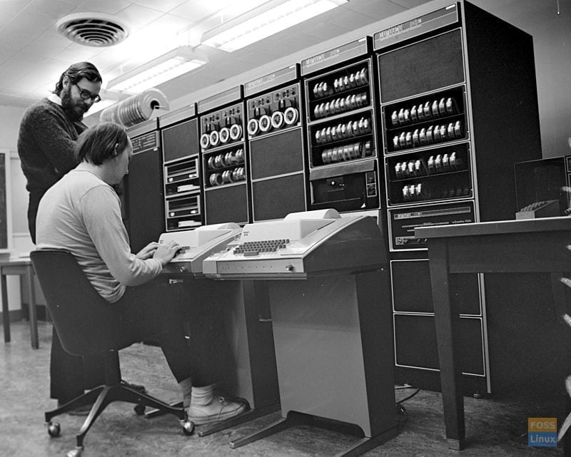 Ken Thompson y Dennis Ritchie (de pie), parte del equipo de desarrollo original de Unix, trabajando en un PDP-11.